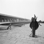 859293 Afbeelding van het toestel voor het bedienen van overwegbomen op het perron van het N.S.-station Zetten-Andelst ...